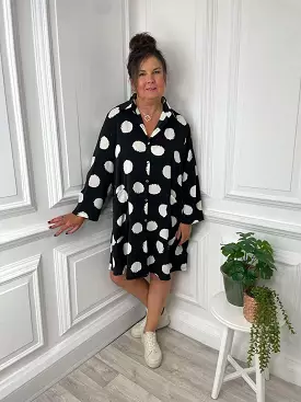 Bella Blue Spot Longline Shirt Tunic - Mono: Trendy and Versatile Shirt Tunic, perfect for any occasion.