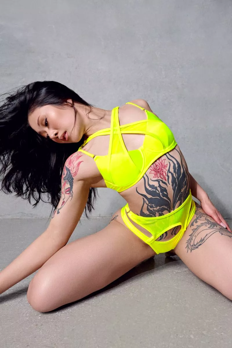 CXIX Classic Crossover Bra - Neon Yellow