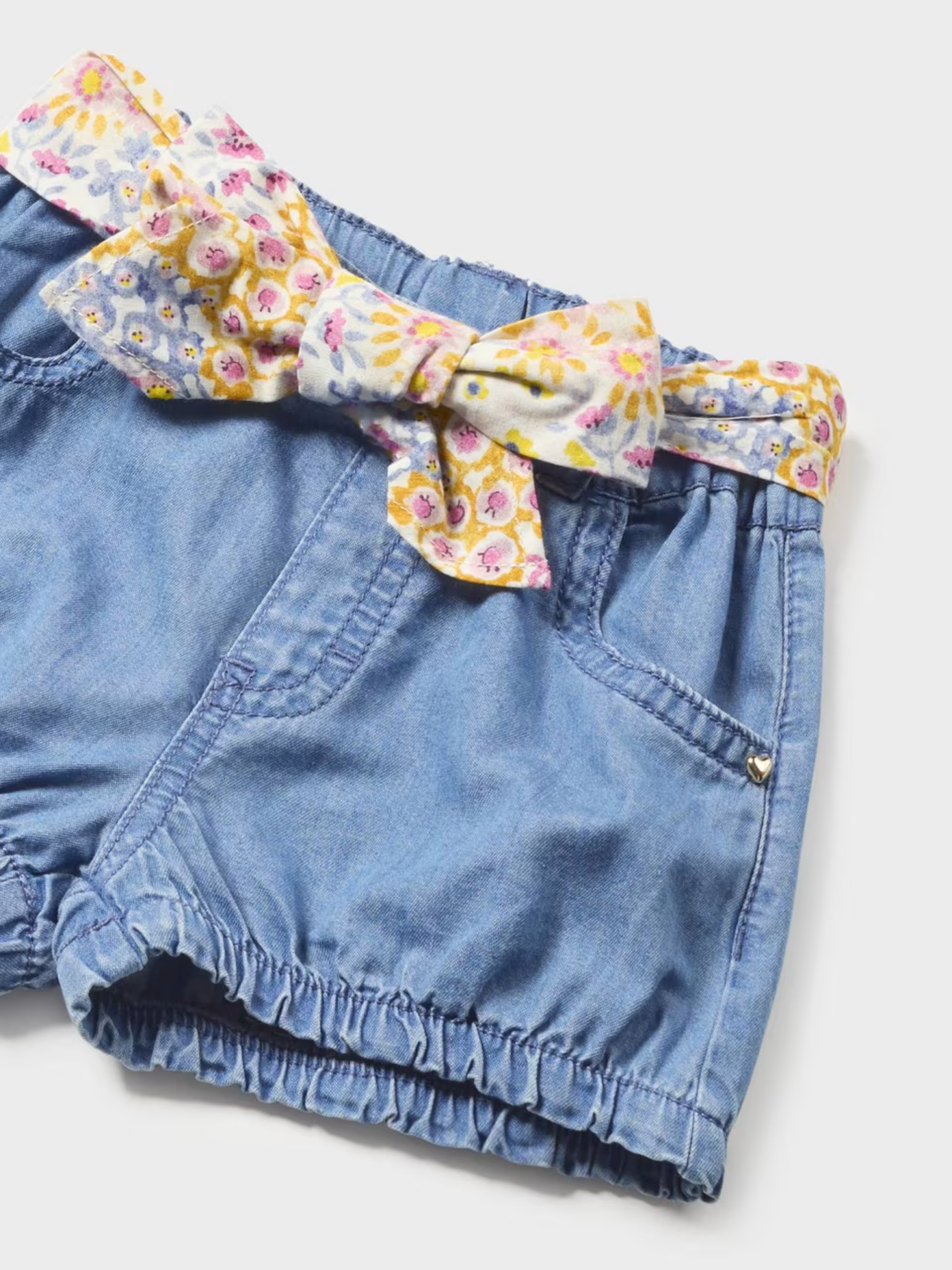 Denim Shorts with Floral Belt - Top Result: Stylish Denim Shorts with Floral Belt 