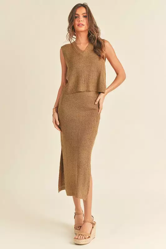 Neutral knit midi skirt - Google SEO friendly results: Versatile midi skirt in neutral knit fabric for a trendy look