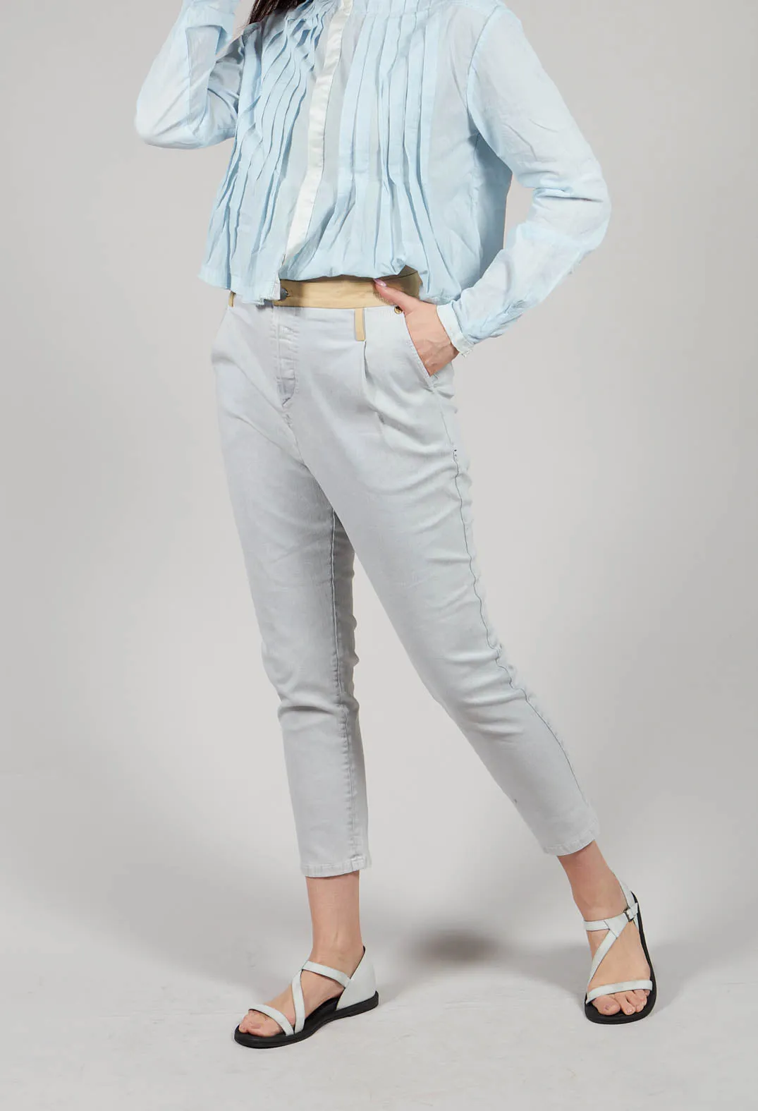 Modern Fit Jeans with Contrasting Waistband in Light Grey