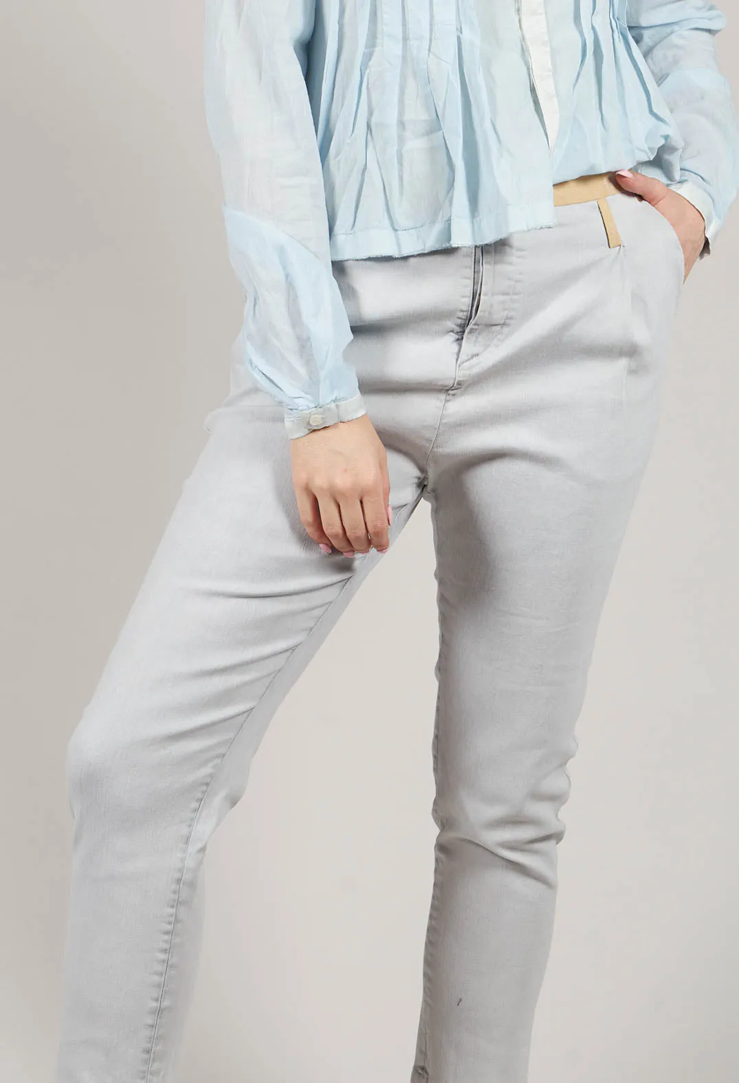 Modern Fit Jeans with Contrasting Waistband in Light Grey